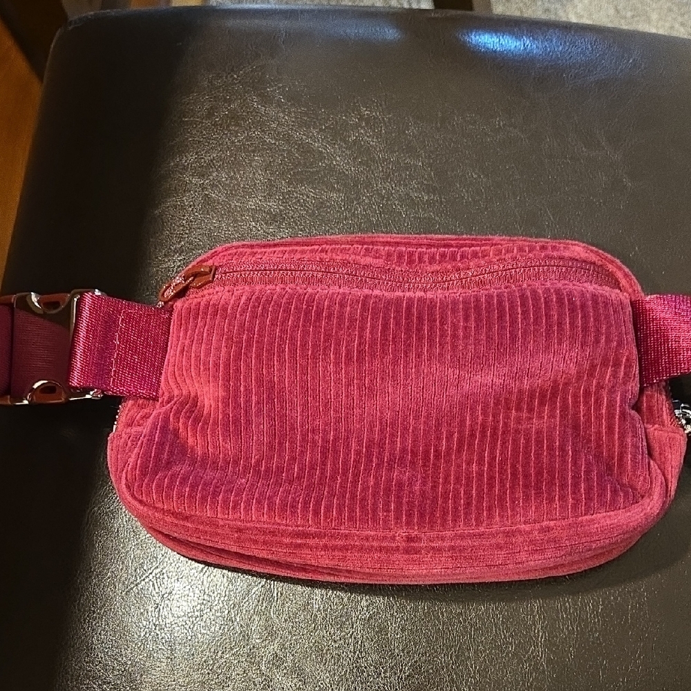 Lululemon Athletica Red Crossbody Bag with Sporty Design - Picture 4 of 7
